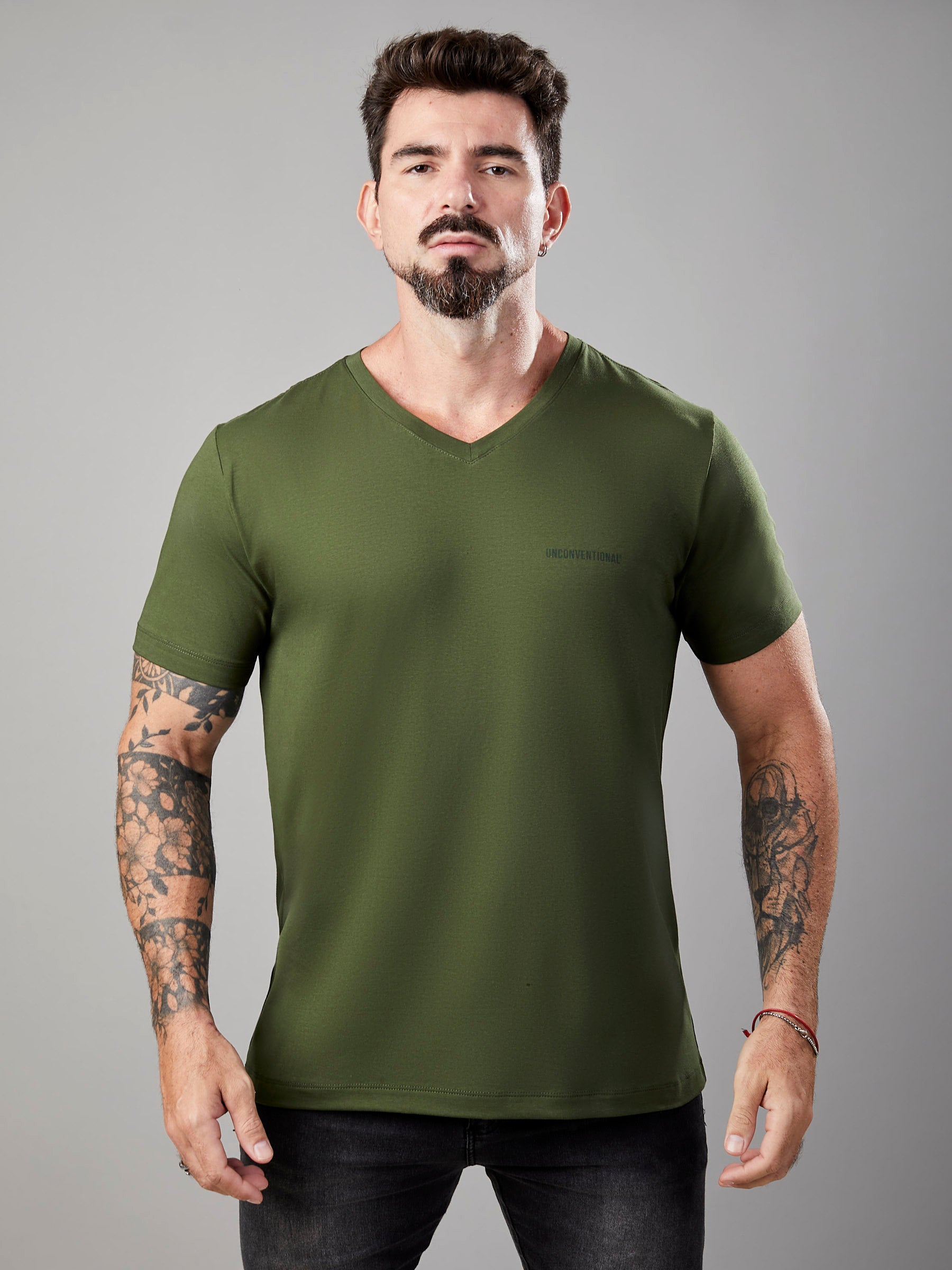 Camiseta Unconventional® Gola V - Detail Logo - Green