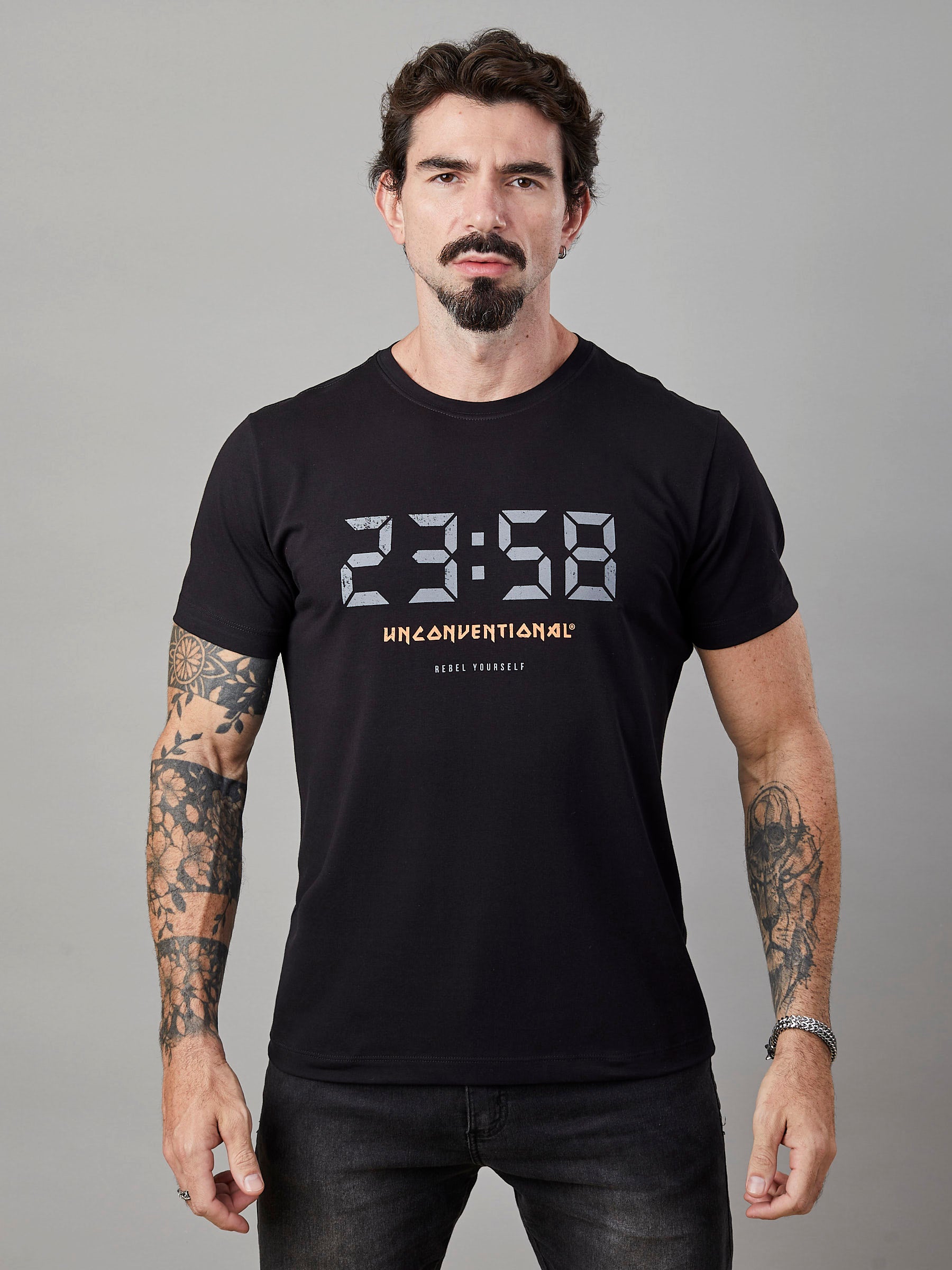 Camiseta Unconventional® 2 Minutes to Midnight em algodão egípcio