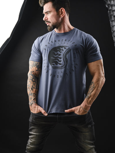 Camiseta Unconventional® Flames Helmet em Algodão Egípcio Grafite