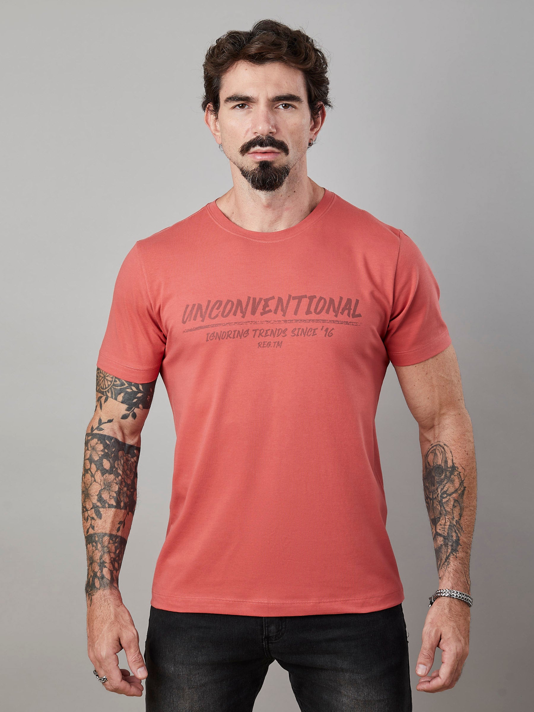 Camiseta Unconventional® Ignoring Trends em algodão egípcio