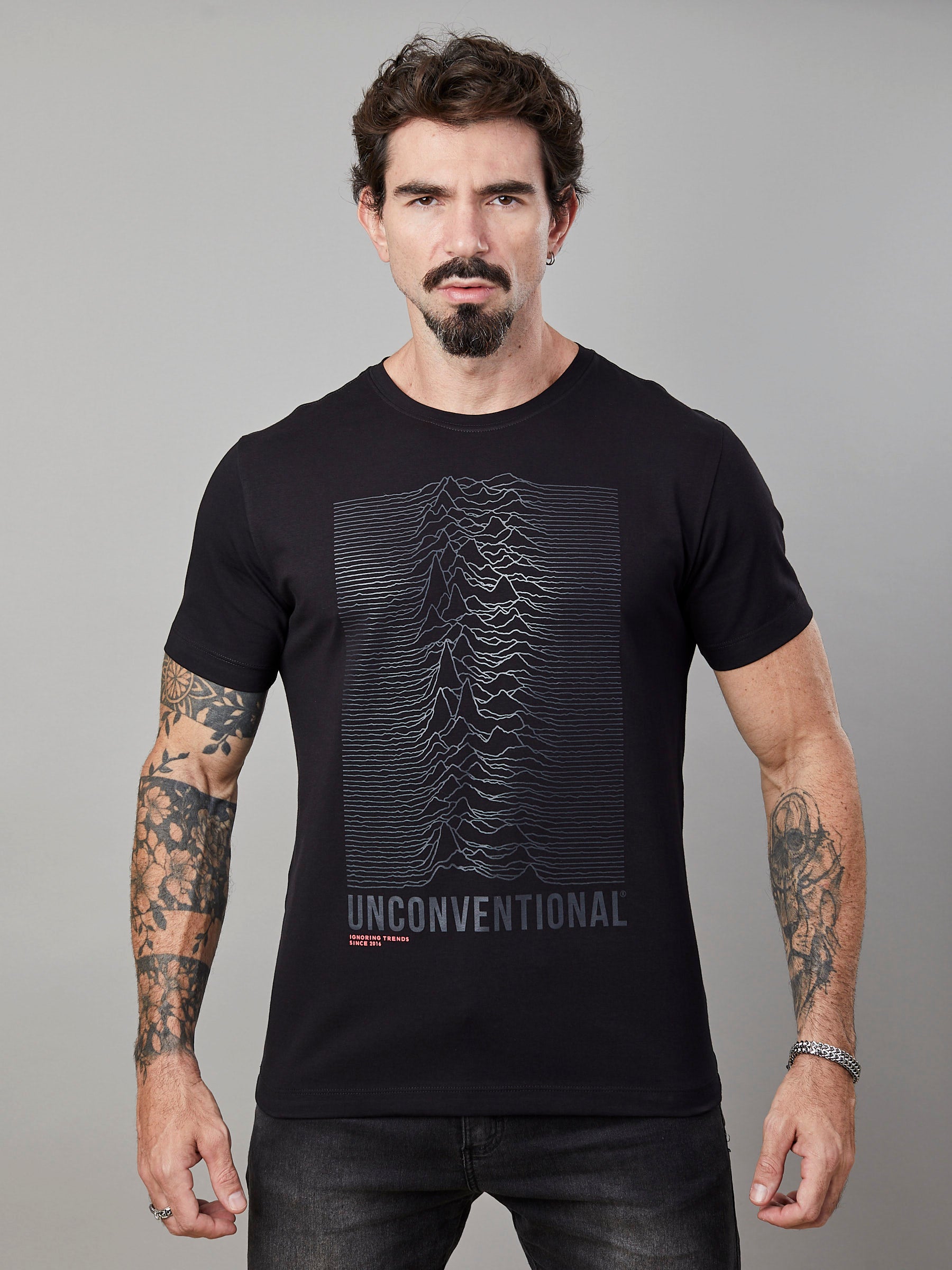 Camiseta Unconventional® Unknown Pleasures em algodão egípcio