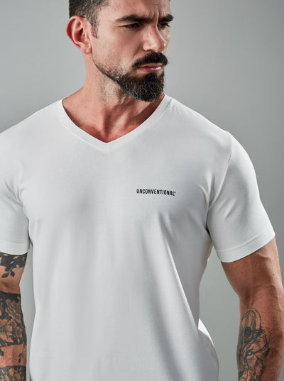 Camiseta Unconventional® Gola V Detail Logo Off-white em Algodão Egípcio