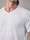 Camiseta Unconventional® Gola V Detail Logo White