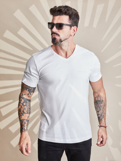 Camiseta Unconventional® Gola V Detail Logo White