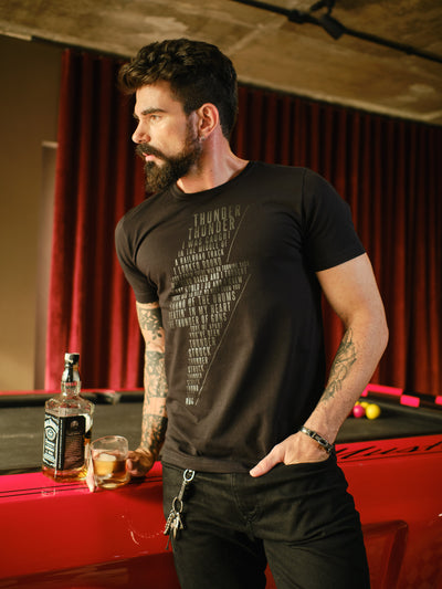 Camiseta Unconventional® Thunderstruck em algodão egípcio preto