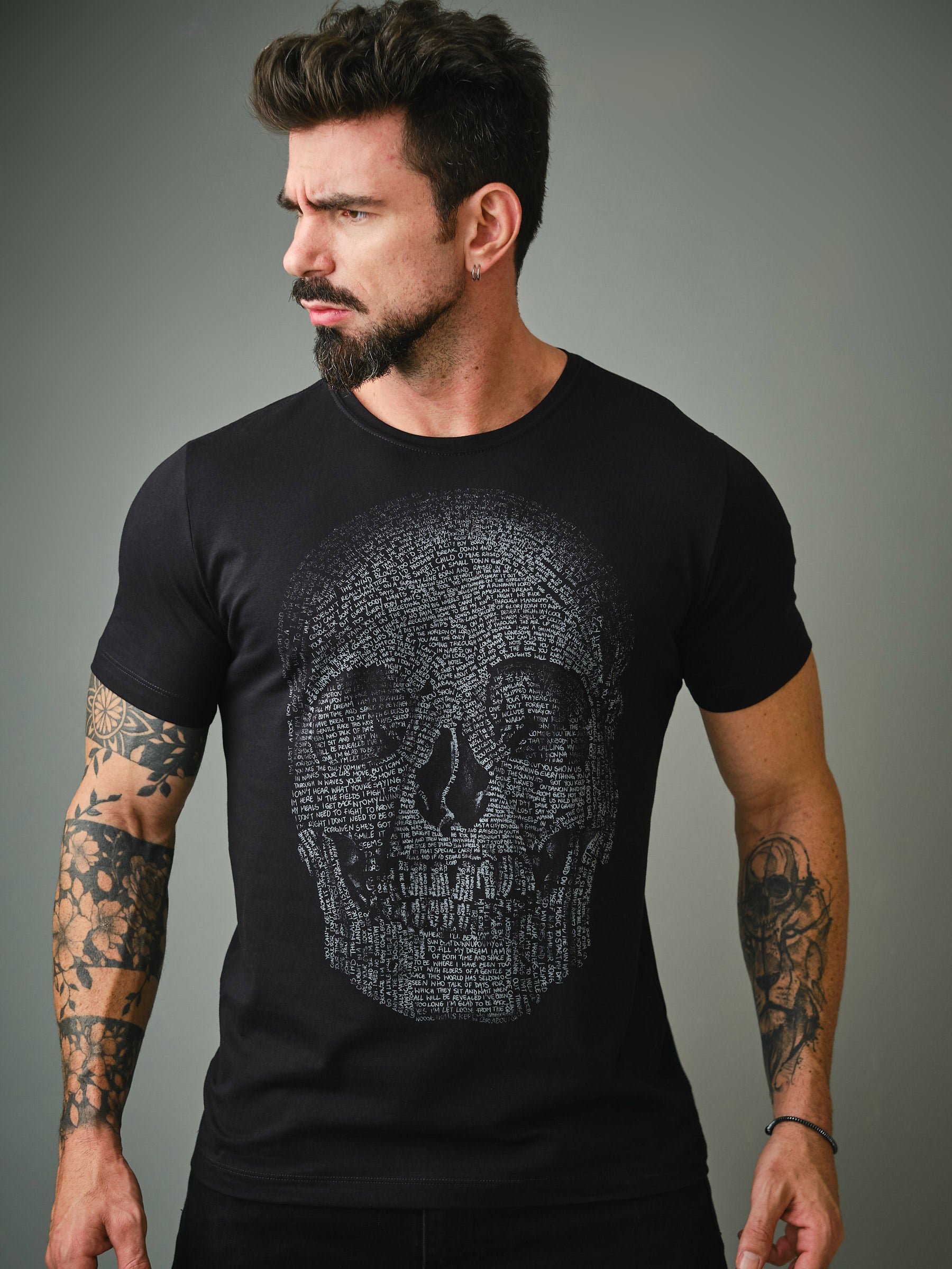 Camiseta Unconventional® Caveira Letras em Algodão Egípcio